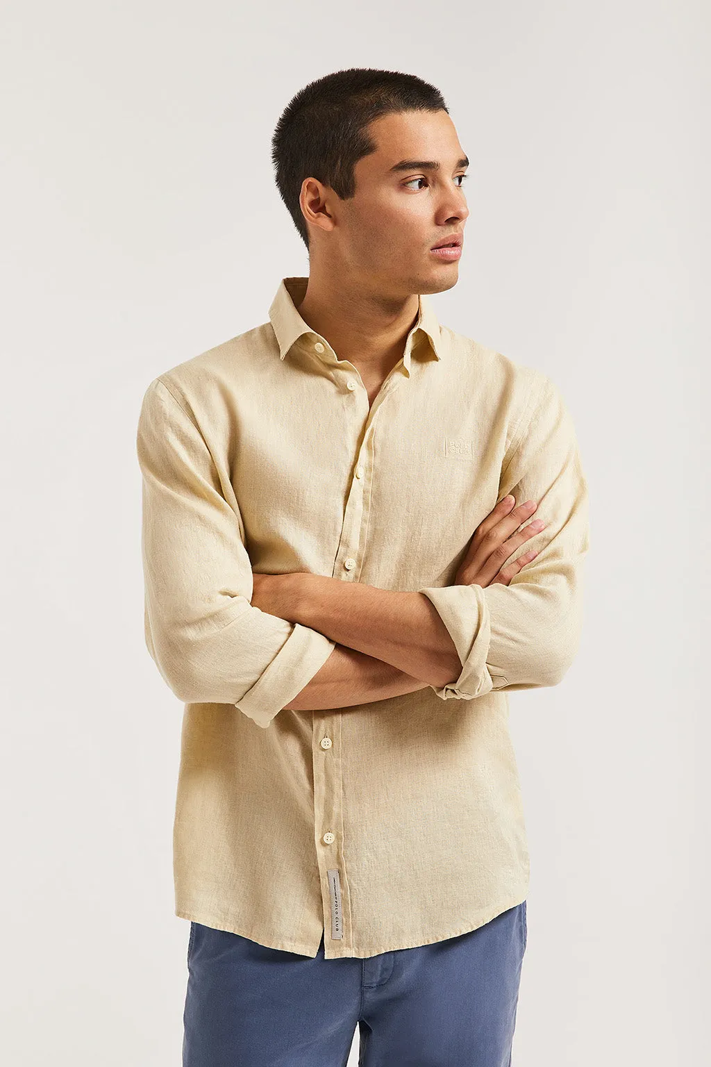 Camisa de lino beige de cuello francés y logo bordado