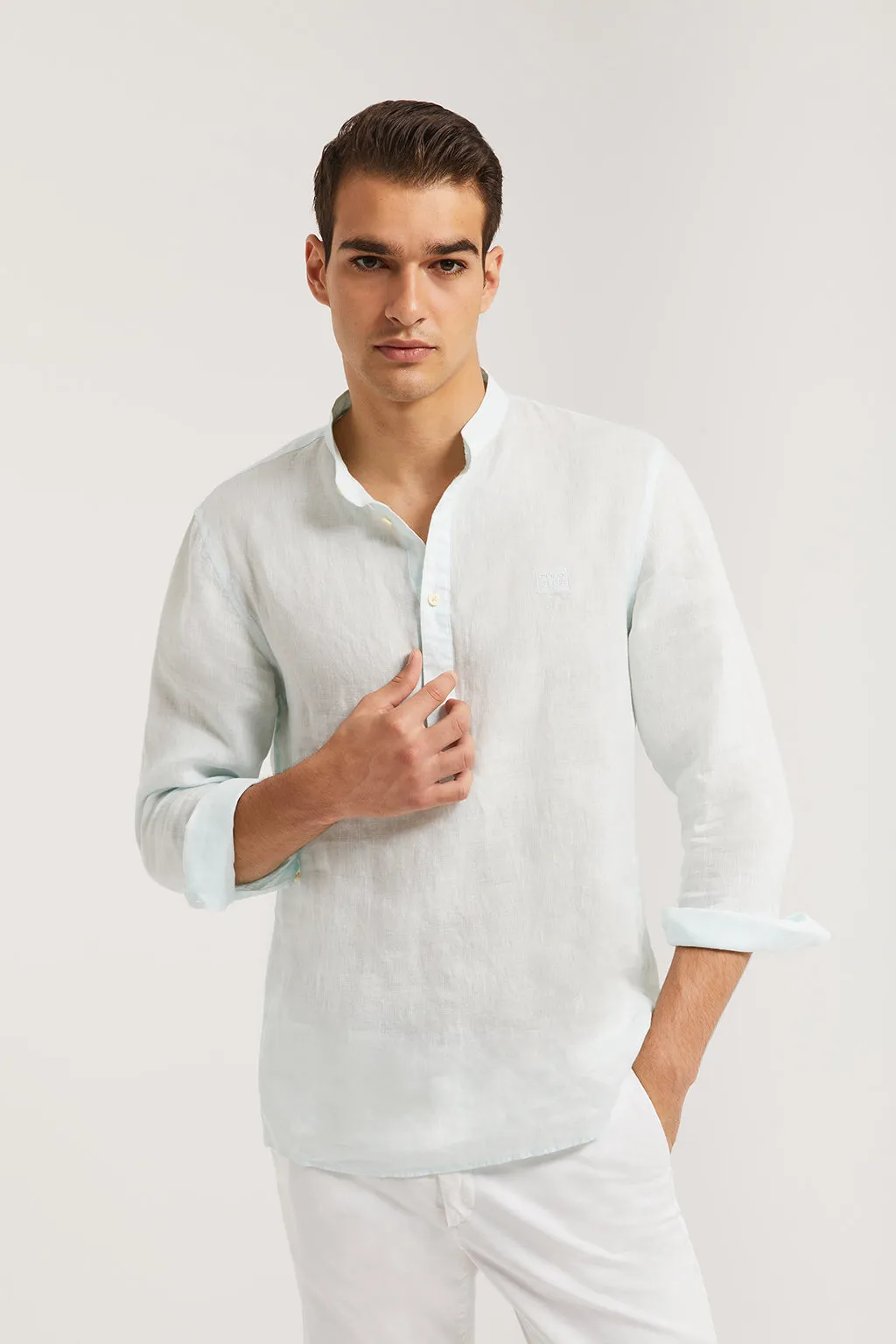 Camisa polera de lino azul claro con cuello mao