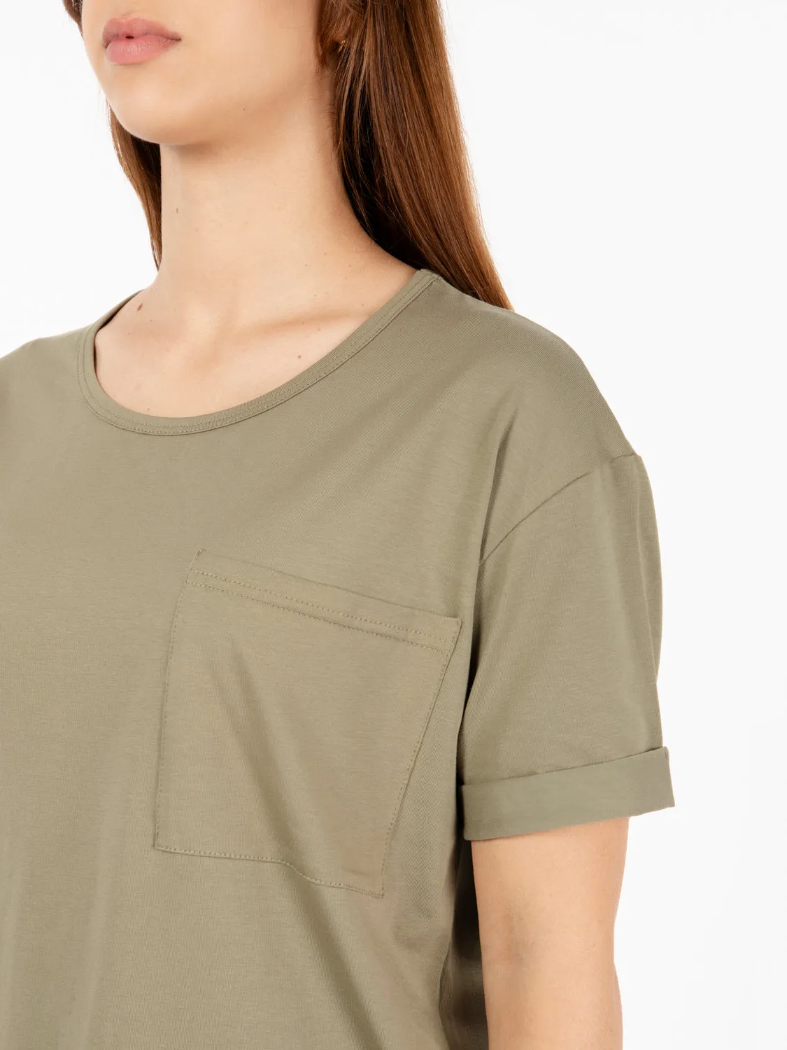 T-shirt collo ampio e taschino verde militare